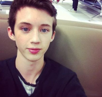 特洛伊希文左溢曾同台演唱 如今澳洲小正太自爆是同志